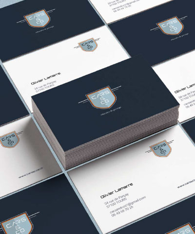 une brochure ouverte montrant une mise en page et un eillustration