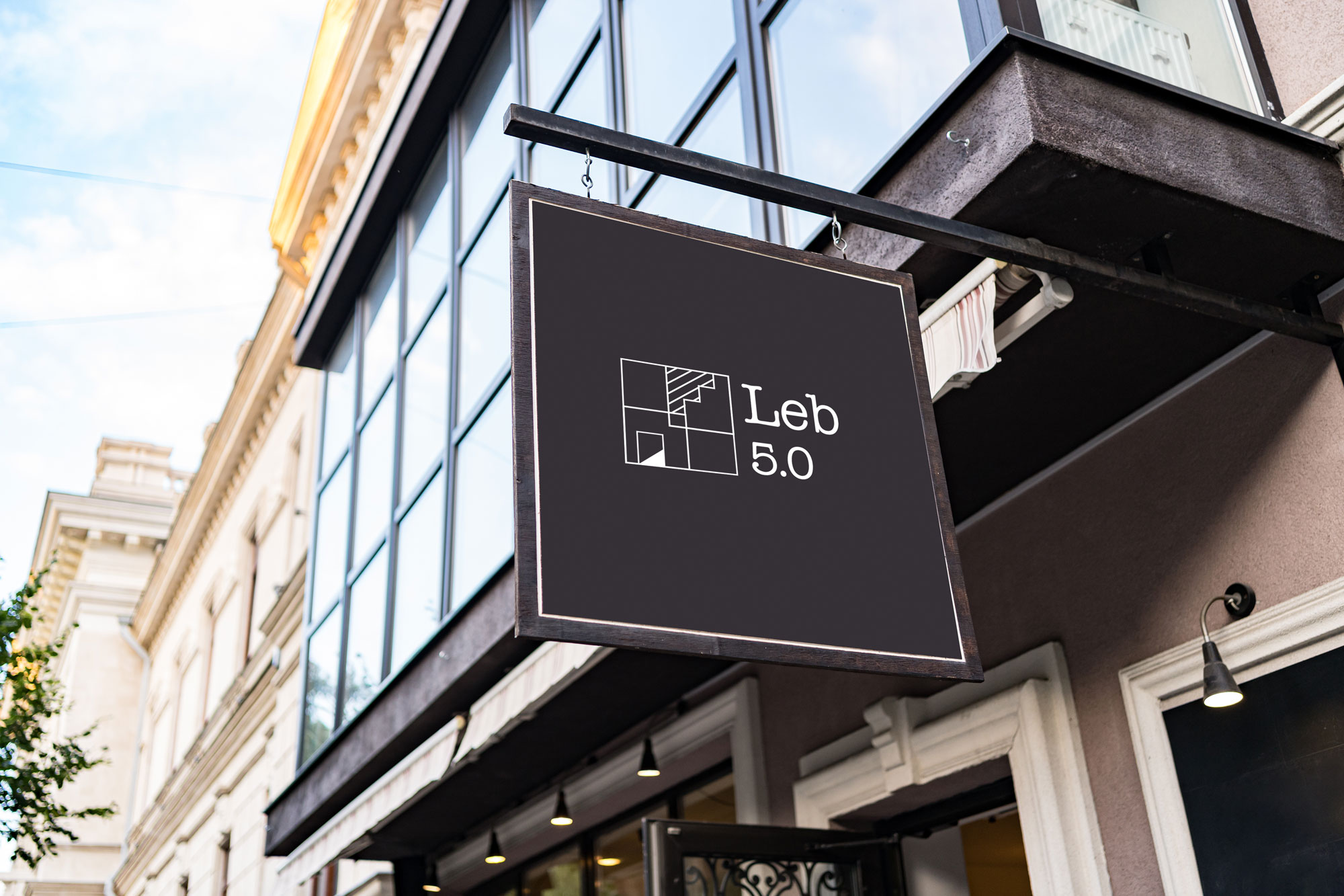 mise en situation du logo sur une enseigne de devanture de batiment